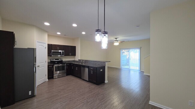 Building Photo - 3 Bedroom, 2.5 bath townhome in Creekside of Richmond Hill