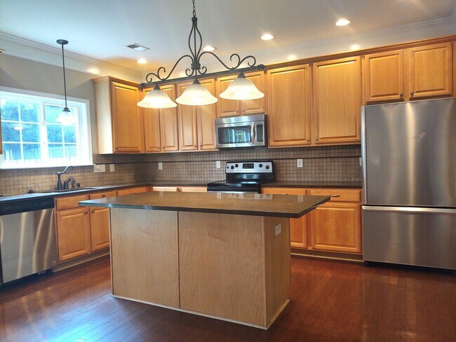 Building Photo - Beautiful Home located in the Hamilton Lak...
