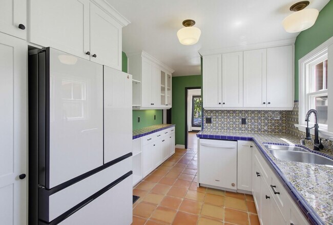 Building Photo - Historic Charm Meets Modern Living – Stunning 5 Bedroom Home on Iconic Myrtle Avenue