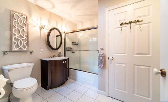 Building Photo - 558 N Roast Meat Hill Rd