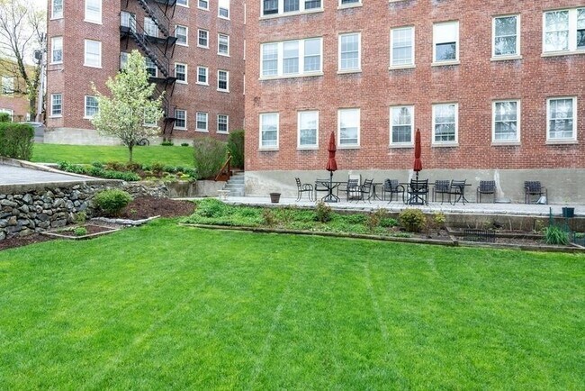 Building Photo - 86 Buckingham St