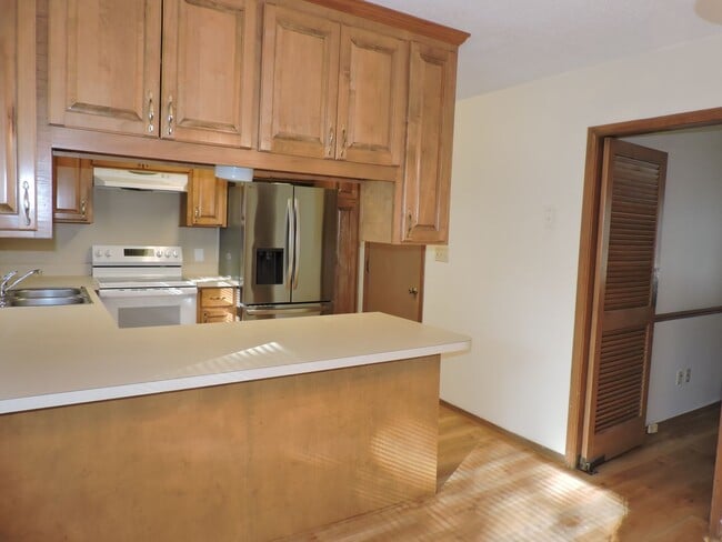 Building Photo - Convenient to interstate, schools & shopping!