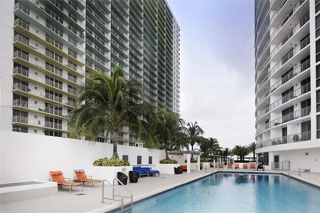 Building Photo - 1750 N Bayshore Dr