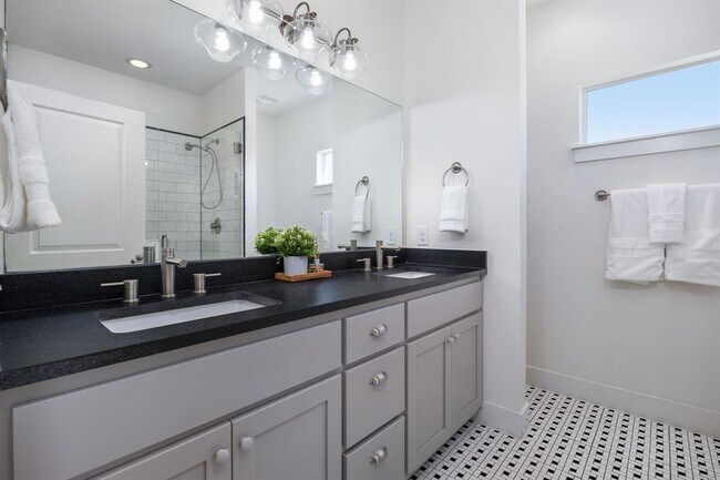 Building Photo - 2703 Halcyon Dr