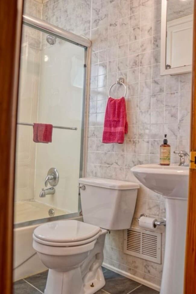 Building Photo - Charming 3-Bedroom Home in the Village of ...