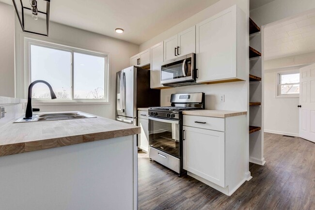 Building Photo - 328 Sweetbriar St