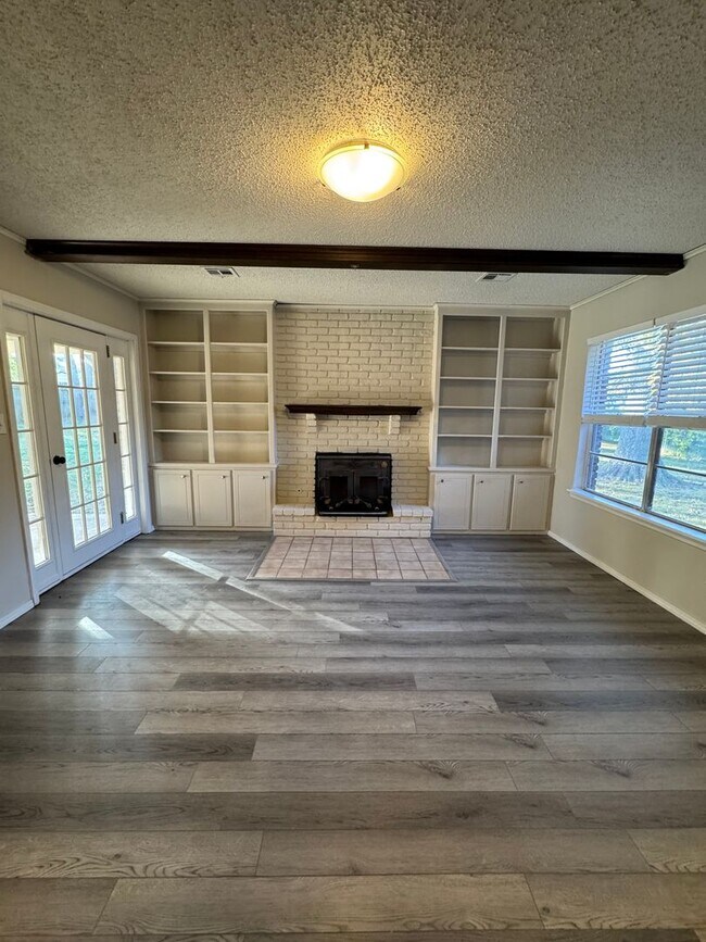 Building Photo - 3 Bedroom Home with Fenced Yard!!