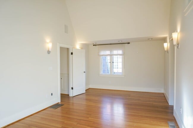 Building Photo - Dream Home in the Southwest Hills! Your Pa...