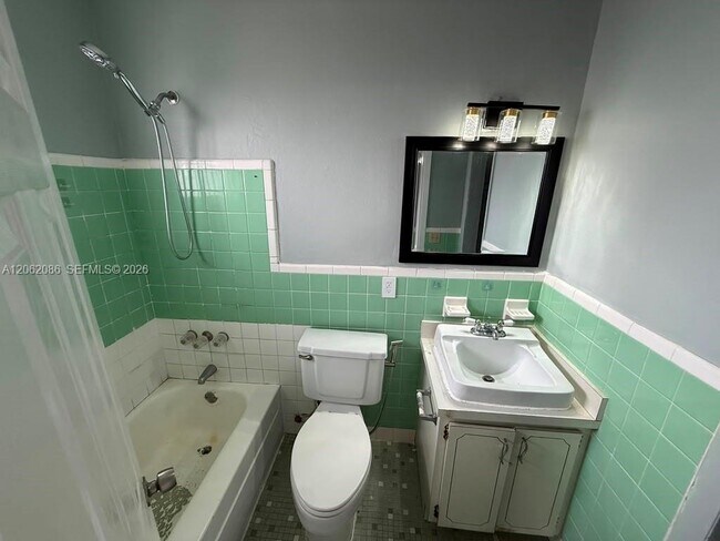 Building Photo - 1154 W 35th St