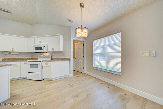 Building Photo - 1085 Sedgewood Cir