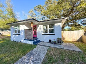 Building Photo - Beautifully Updated Cottage Near Downtown Pensacola with Massive Backyard + LAWN CARE INCLUDED!