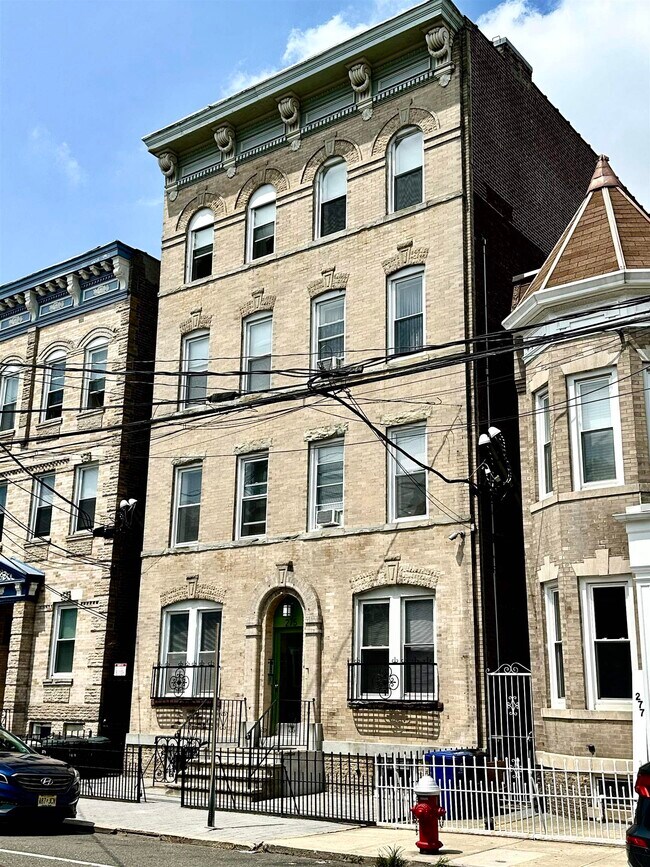 Building Photo - 275 Webster Ave