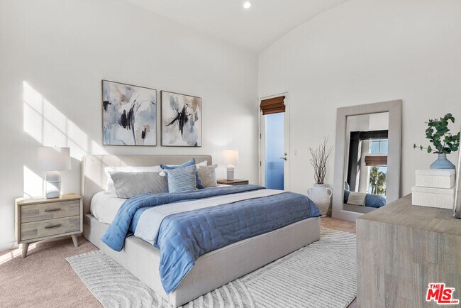 Building Photo - 5350 Playa Vista Dr