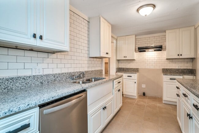 Building Photo - Charming Renovated 2BR Home – Full of Char...