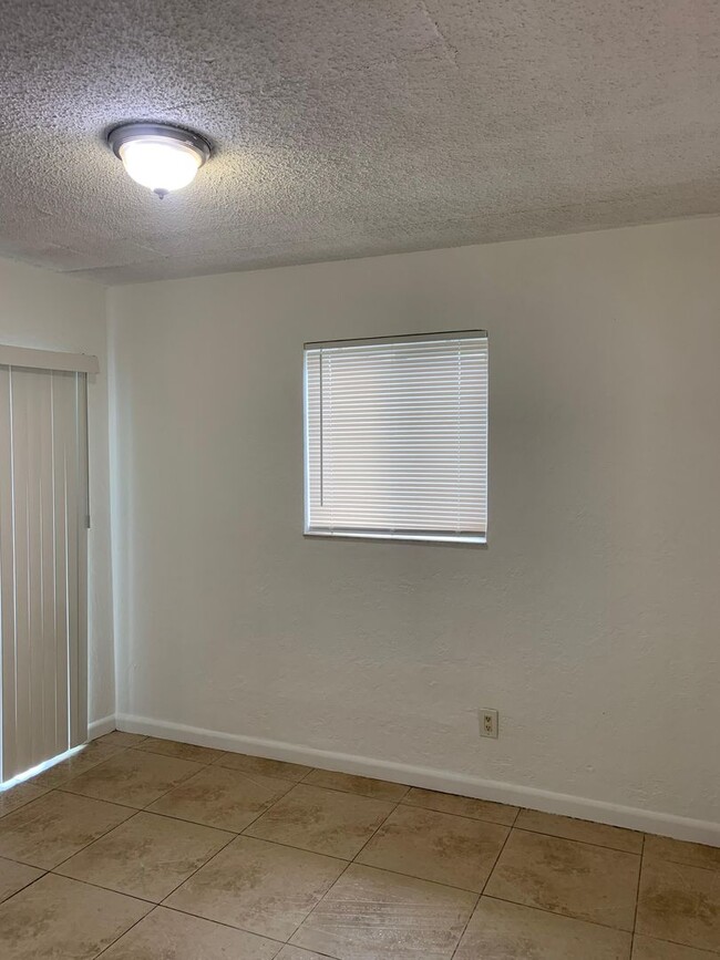 Building Photo - 2 Bedrooms in Hallandale Beach