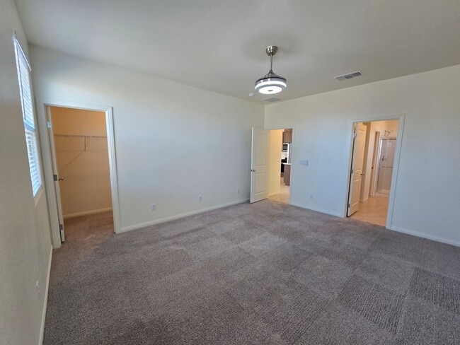 Building Photo - 3 Bedroom Single Story Home