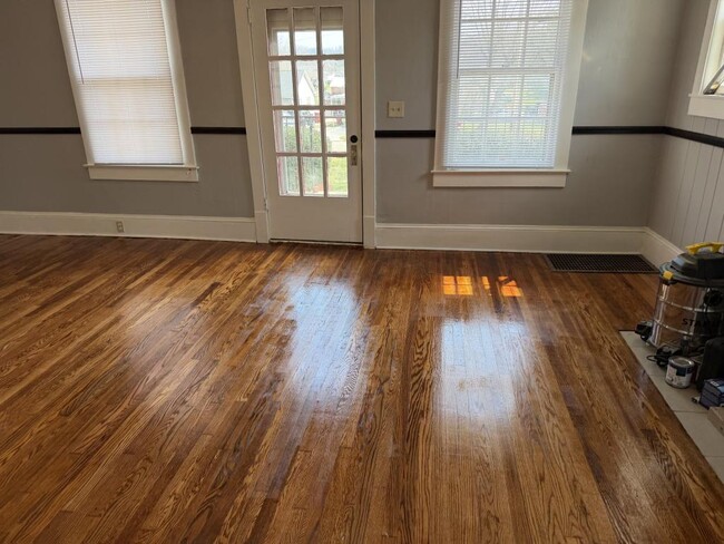 Building Photo - 1601 E Unaka Ave