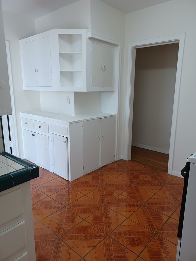 Kitchen - 641 N Harper Ave