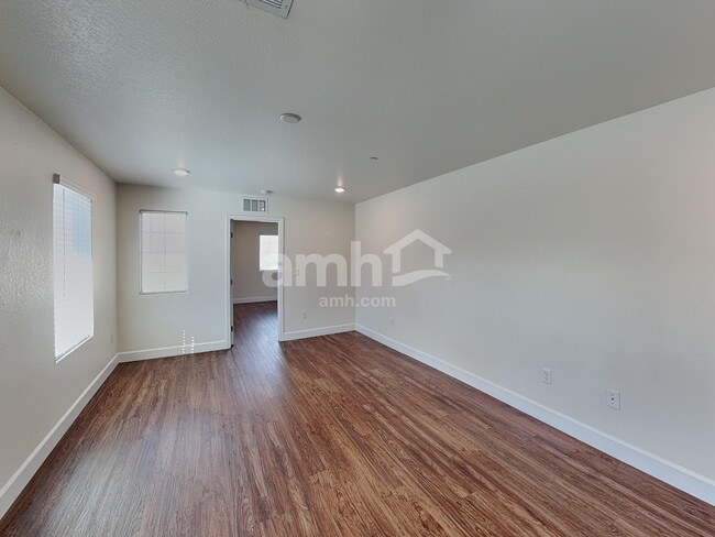 Building Photo - 696 N Water St