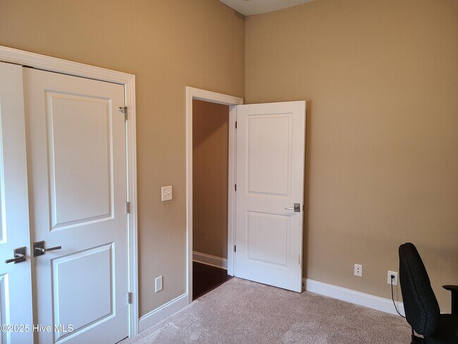 Building Photo - 229 Silver Creek Loop
