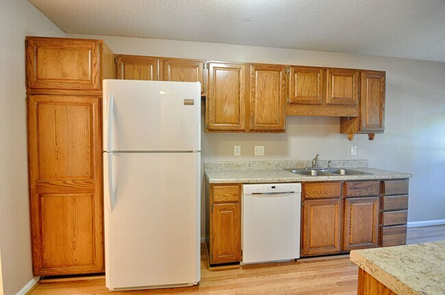 Building Photo - Townhouse close to UNC-CH!