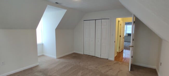 Building Photo - 3 bedroom home with fenced rear yard