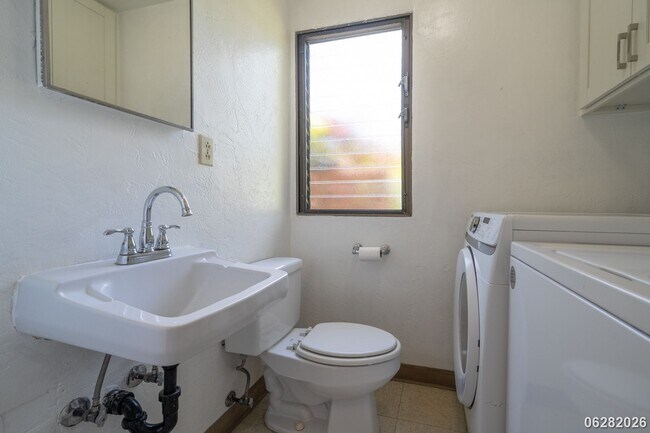 Building Photo - Rarely Available 3-bed/2.5-bath/2-parking Townhouse in Aiea