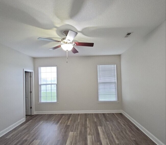 Building Photo - Rental in Desireable Hunters Ridge