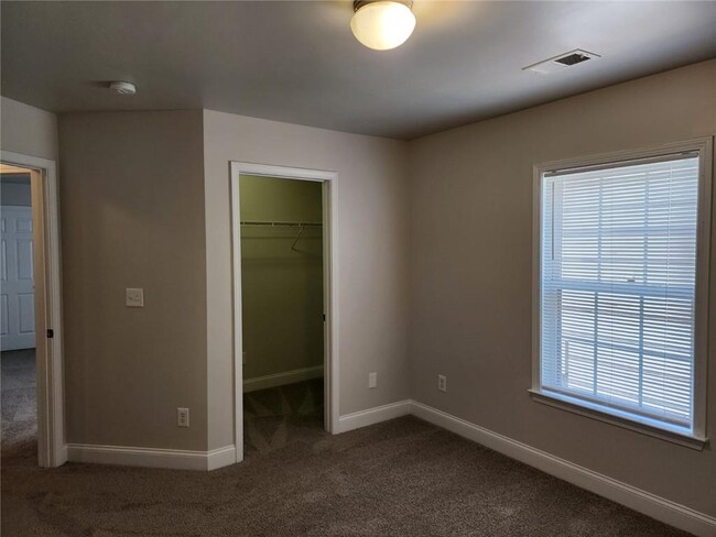 Building Photo - 465 Roland Manor Dr