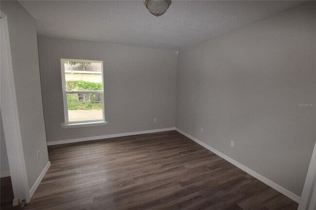 Building Photo - 925 E McDonald Ave