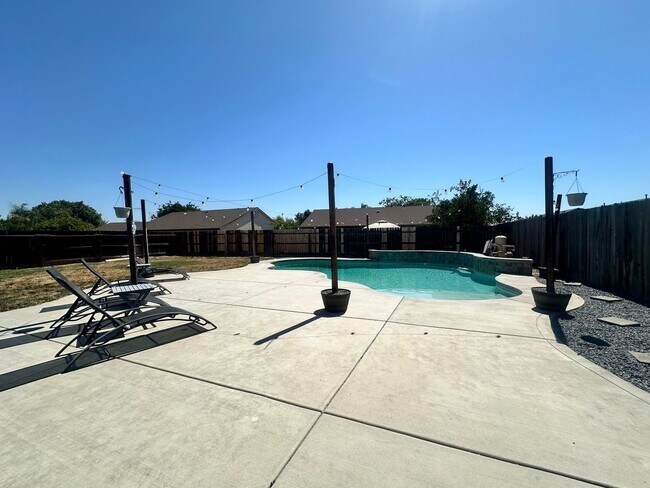 Building Photo - Hanford home w/pool coming soon!