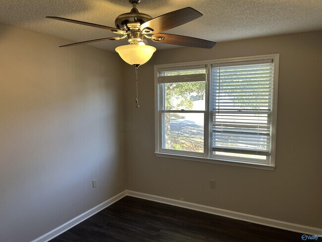 Building Photo - 550 Farmingdale Rd SE