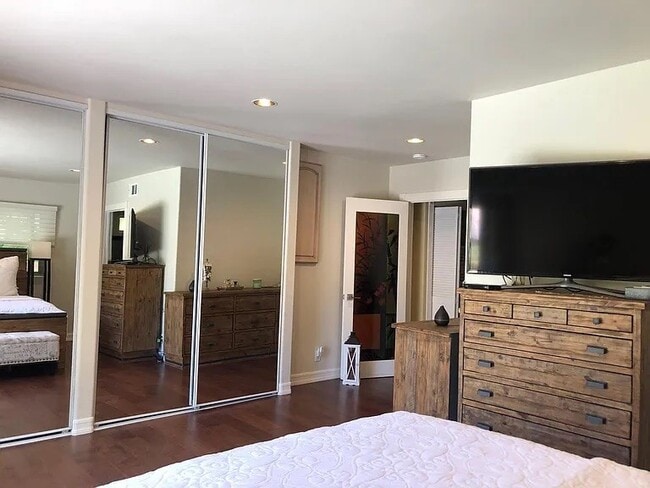 Building Photo - 3329 Palos Verdes Dr N