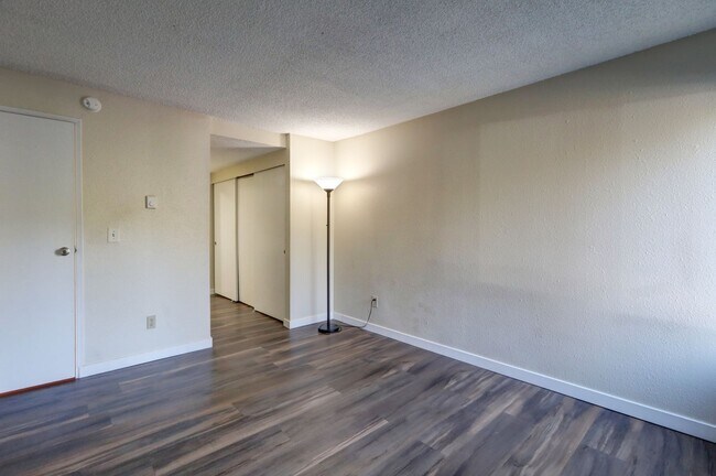 Building Photo - Superb Two Bedroom Renton Condo!  Great Lo...