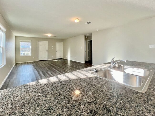 Building Photo - Charming Single-Story Home in Amenity-Rich Community