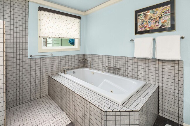 Building Photo - 405 W Galer St