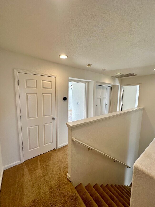 Building Photo - Spacious 2 Story Townhouse Available NOW!