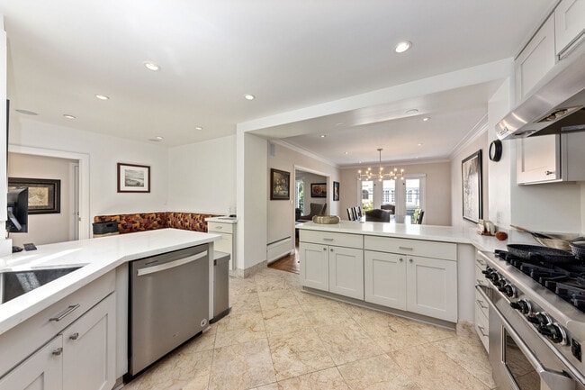 Building Photo - 2255 Beach St