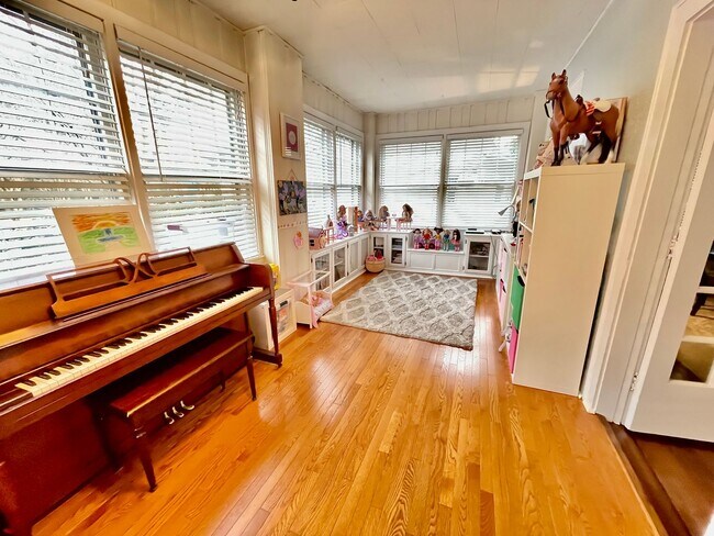 Building Photo - Charming Larchmont 4 Bedroom - 2 Sun Rooms...