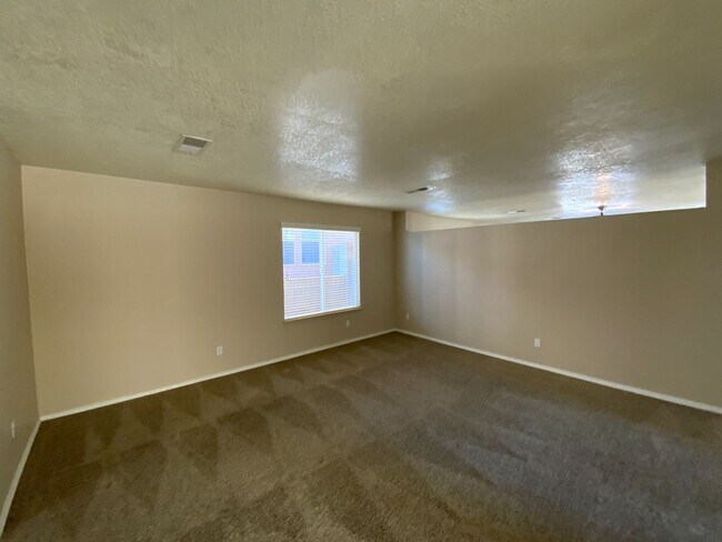 Building Photo - 3 Bedroom Home Available Near Unser Blvd N...
