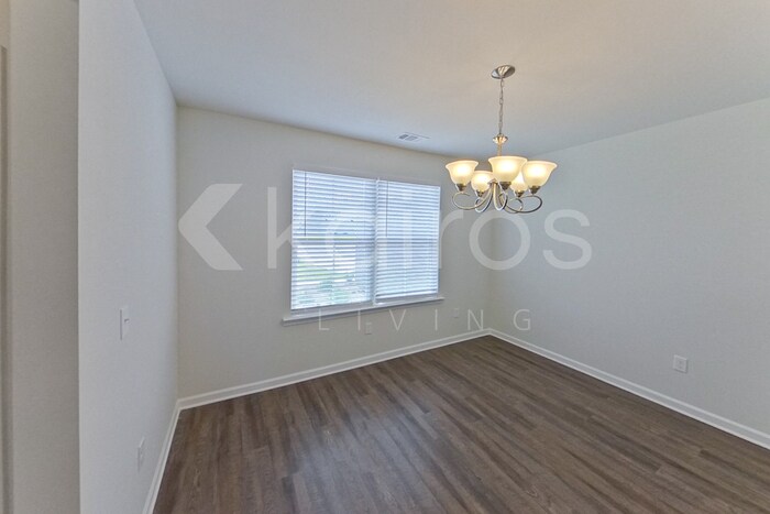 Building Photo - 204 Redwood Ct