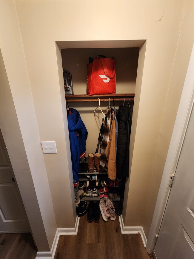 Front door entryway -open closet - 79 Pacecrest Ct