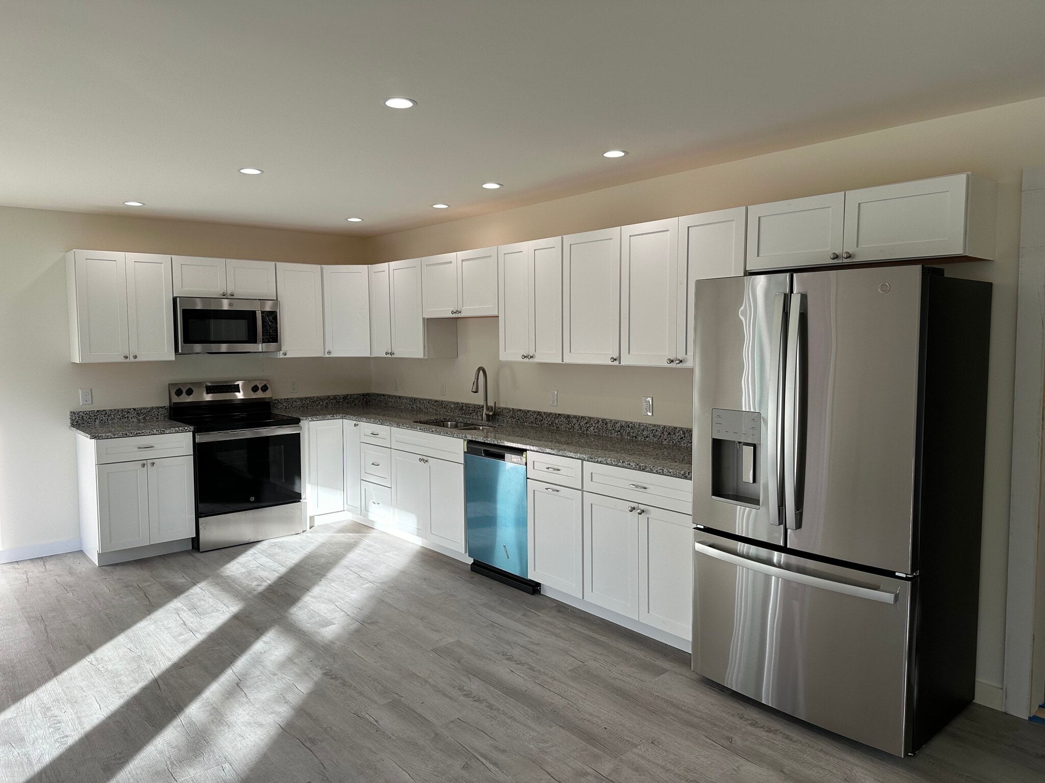 Large open concept kitchen - 135 Surry Rd