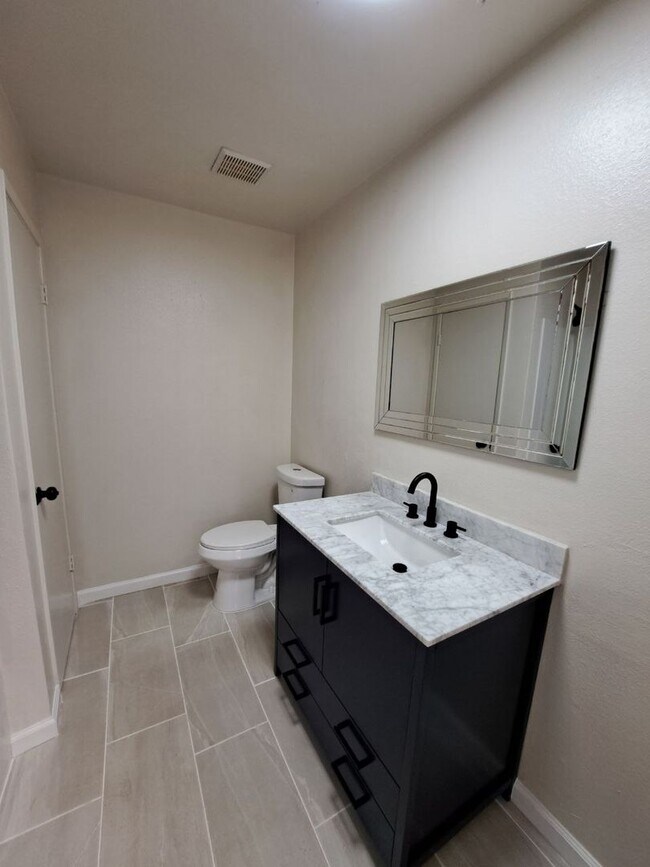 Building Photo - 546/550 E Polk St