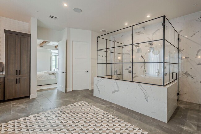 Building Photo - Luxury Home ready for January Move-in