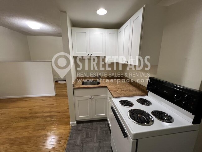 Building Photo - bedroom in Boston MA 02120