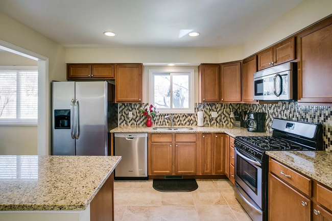 Building Photo - Stunning 3Bed 3Bath W/ Moutain views and u...