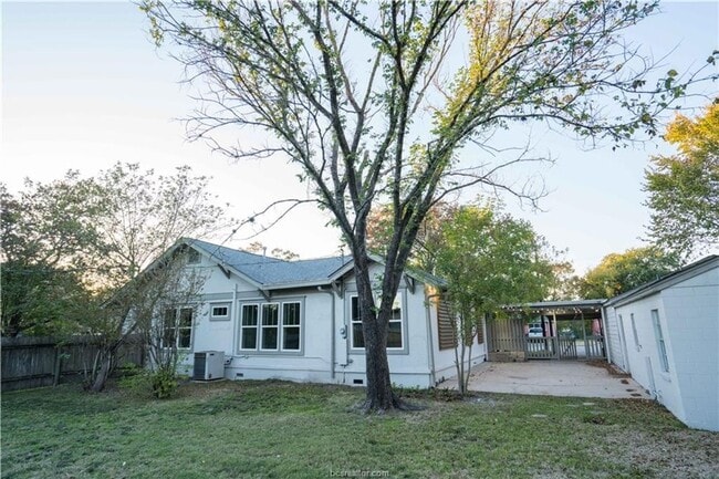 Building Photo - AUGUST 2026 PRE-LEASE!! Stunning Remodeled...