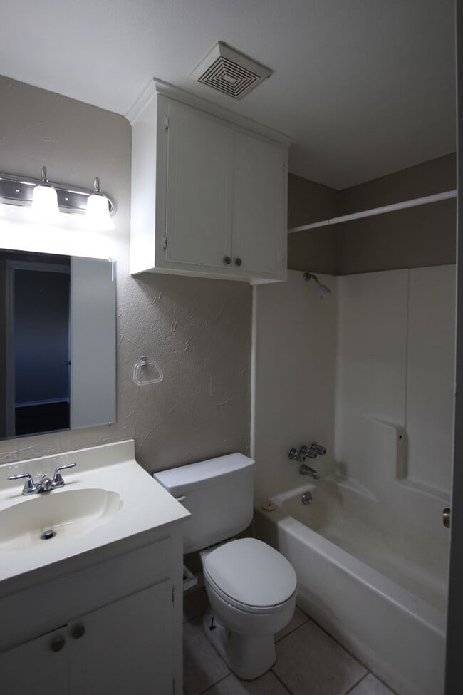 Building Photo - 201 Barbara St