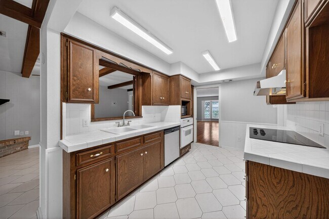 Building Photo - Beautifully refreshed 3-bedroom, 2-bath ranch-style home, located in the sought-after Colonies No...